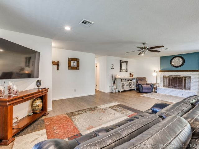 7033 E Battenfield Drive, Claremore, OK 74019