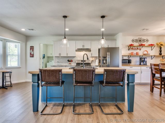 7033 E Battenfield Drive, Claremore, OK 74019