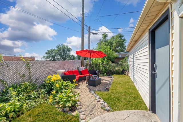 8621 Lincoln Drive, Lyons, IL 60534