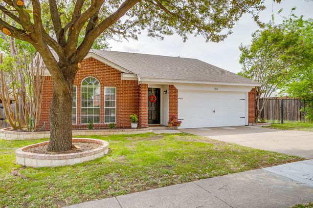 7104 Summerset Drive, Benbrook, TX 76126