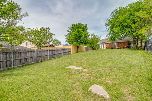 7104 Summerset Drive, Benbrook, TX 76126