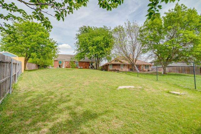 7104 Summerset Drive, Benbrook, TX 76126