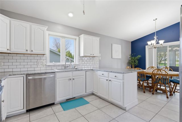 1925 Parkland, Ely, IA 52227