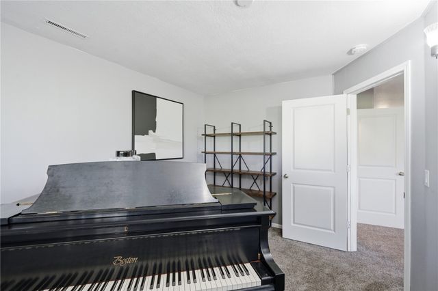 1925 Parkland, Ely, IA 52227