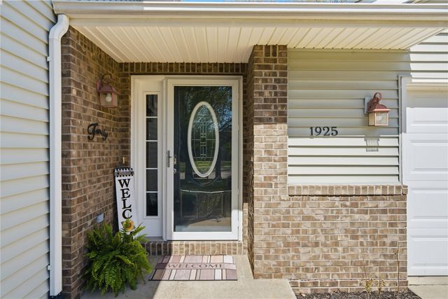 1925 Parkland, Ely, IA 52227