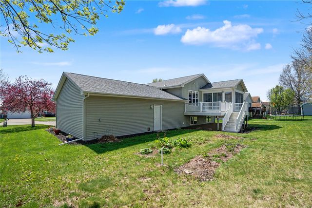 1925 Parkland, Ely, IA 52227