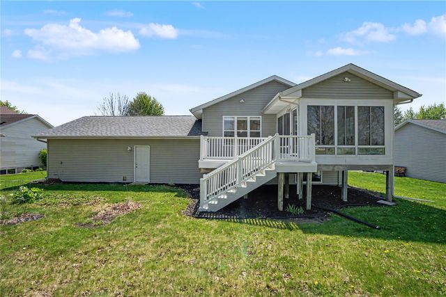 1925 Parkland, Ely, IA 52227