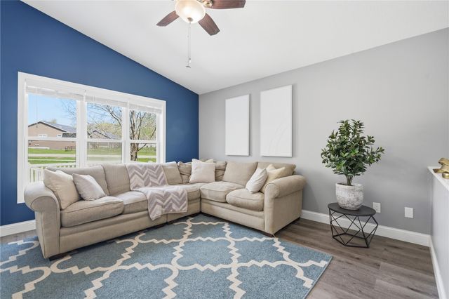 1925 Parkland, Ely, IA 52227