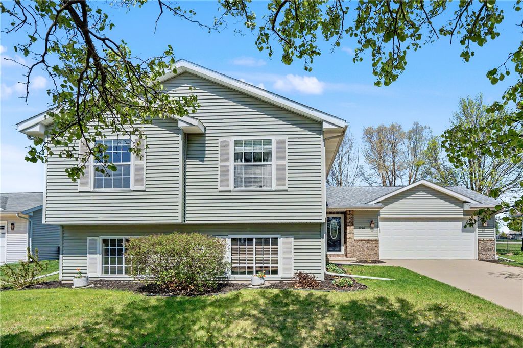 1925 Parkland, Ely, IA 52227