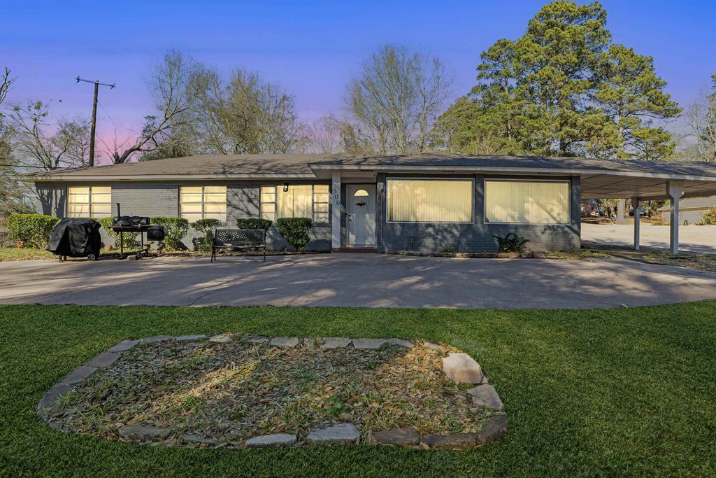 500 Madelaine Dr, Gilmer, TX 75644