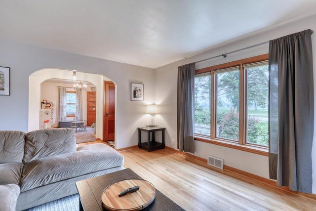 1863 Washington STREET, Grafton, WI 53024