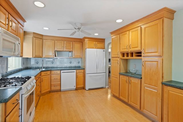 23 Bentley Ln, Chelmsford, MA 01824