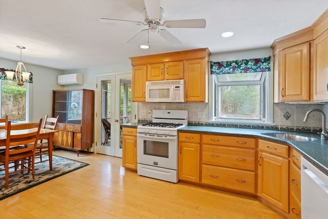 23 Bentley Ln, Chelmsford, MA 01824