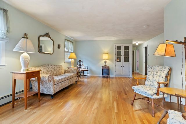 23 Bentley Ln, Chelmsford, MA 01824