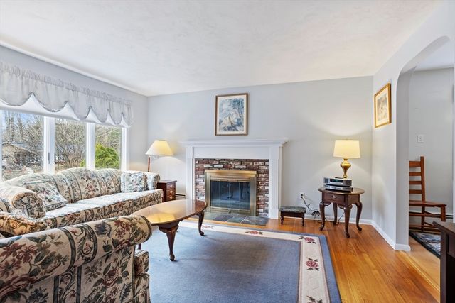 23 Bentley Ln, Chelmsford, MA 01824