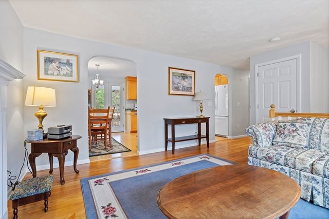 23 Bentley Ln, Chelmsford, MA 01824