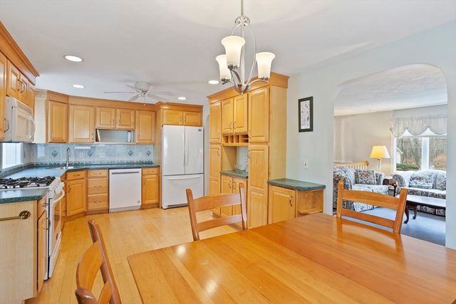 23 Bentley Ln, Chelmsford, MA 01824