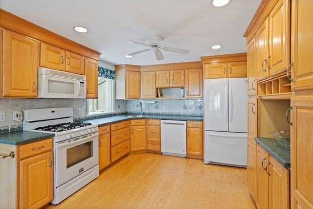23 Bentley Ln, Chelmsford, MA 01824