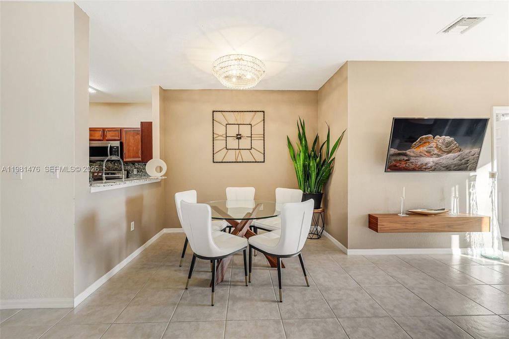 Image 12 of property listing at 4381 SW 131st Ln 3106, Miramar, FL 33027