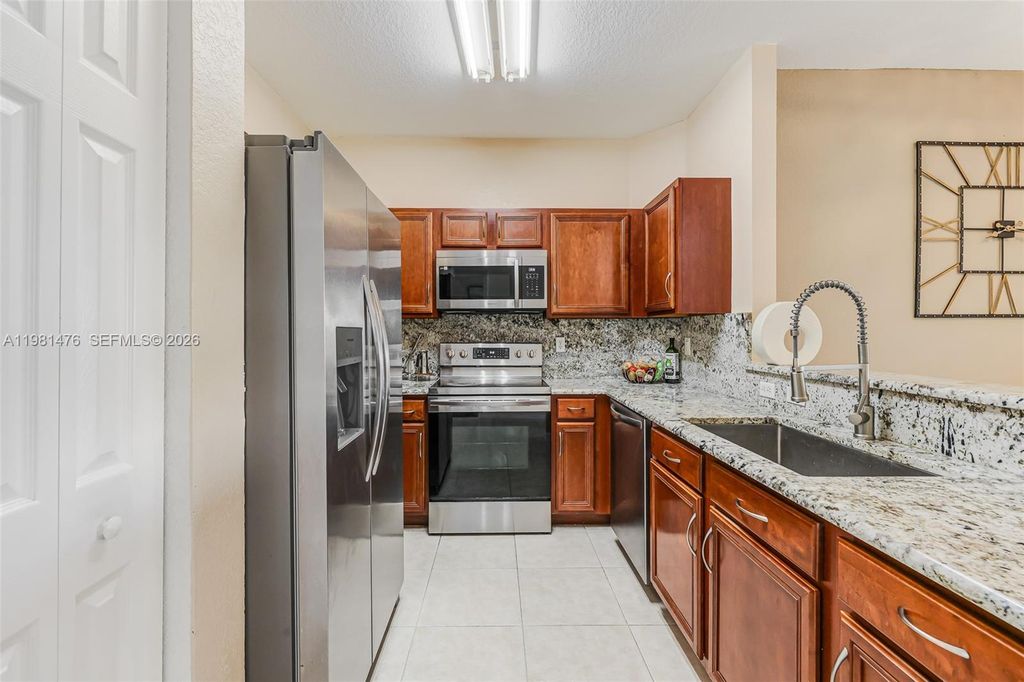 Image 3 of property listing at 4381 SW 131st Ln 3106, Miramar, FL 33027