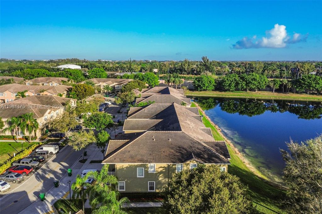 Image 49 of property listing at 4381 SW 131st Ln 3106, Miramar, FL 33027