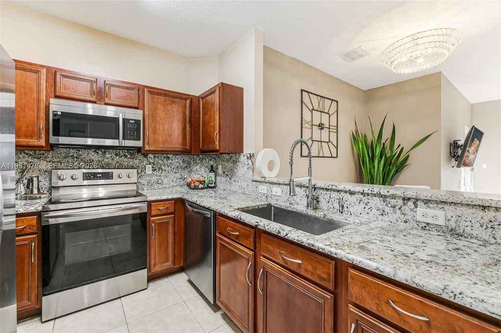 Image 9 of property listing at 4381 SW 131st Ln 3106, Miramar, FL 33027