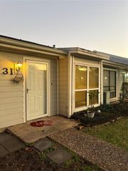 31 Hideaway Drive, Friendswood, TX 77546