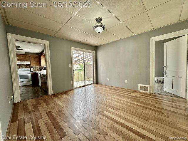 105 S Pine Street, Fenton, MI 48430