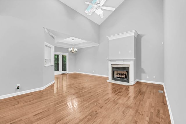 445 Country Club Ct, Clarksville, TN 37043