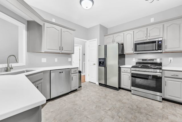 445 Country Club Ct, Clarksville, TN 37043