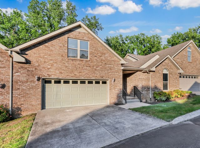 445 Country Club Ct, Clarksville, TN 37043