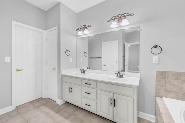 445 Country Club Ct, Clarksville, TN 37043