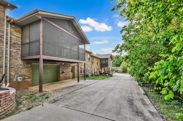 445 Country Club Ct, Clarksville, TN 37043