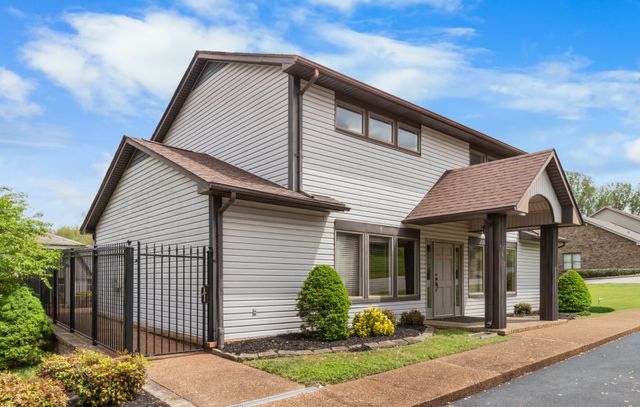 445 Country Club Ct, Clarksville, TN 37043