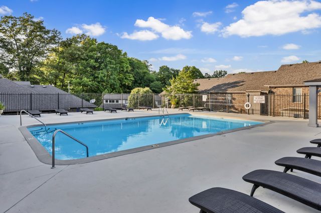 445 Country Club Ct, Clarksville, TN 37043