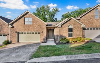 445 Country Club Ct, Clarksville, TN 37043