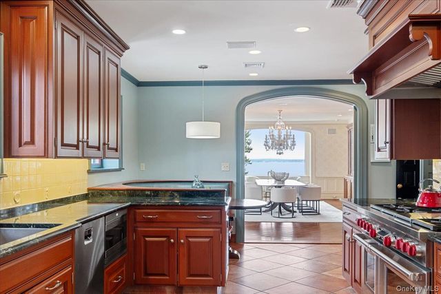 19 Oak Bluff Avenue, Larchmont, NY 10538