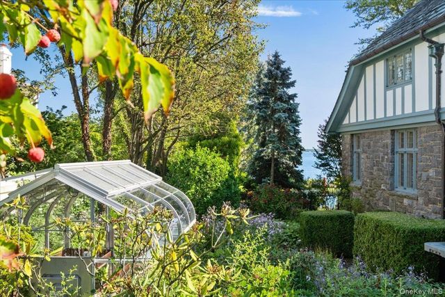 19 Oak Bluff Avenue, Larchmont, NY 10538