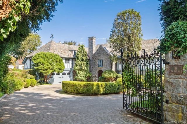 19 Oak Bluff Avenue, Larchmont, NY 10538