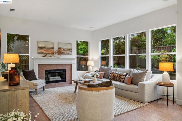 367 Creedon Cir, Alameda, CA 94502