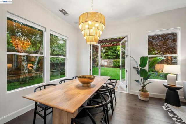 367 Creedon Cir, Alameda, CA 94502