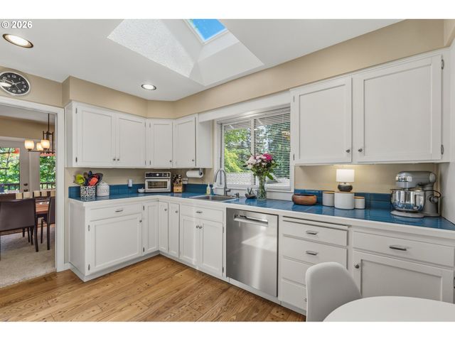 2 OFFENBACH Pl, Lake Oswego, OR 97035