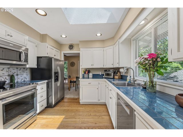 2 OFFENBACH Pl, Lake Oswego, OR 97035