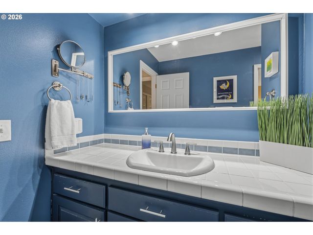 2 OFFENBACH Pl, Lake Oswego, OR 97035
