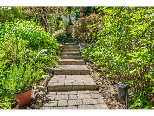2 OFFENBACH Pl, Lake Oswego, OR 97035