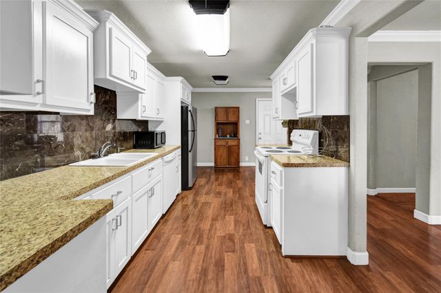 513 Farrer Street, Angleton, TX 77515