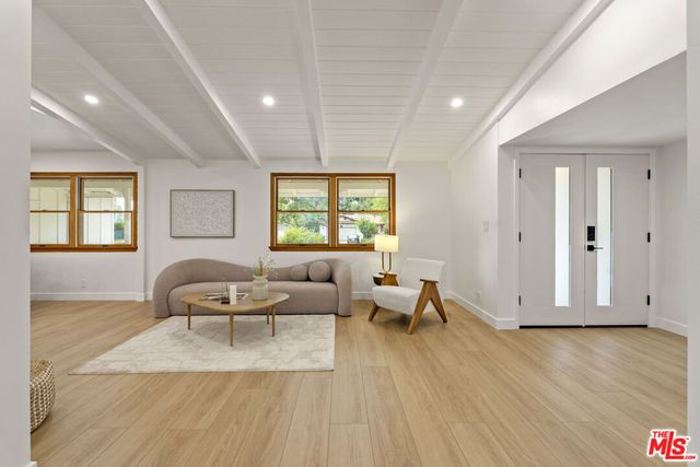 7556 Chaminade Avenue, Canoga Park, CA 91304