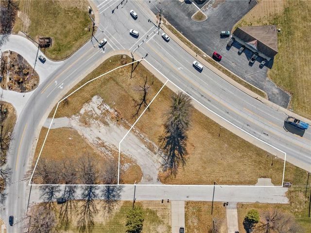 317 & 319 W Foxwood Drive, Raymore, MO 64083