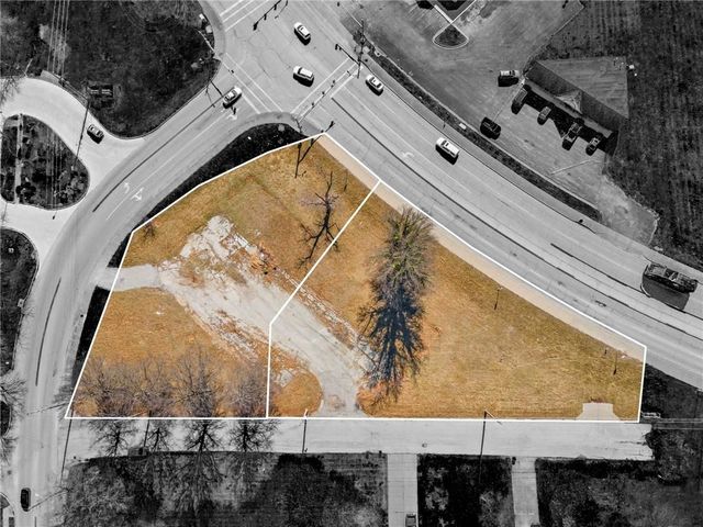 317 & 319 W Foxwood Drive, Raymore, MO 64083