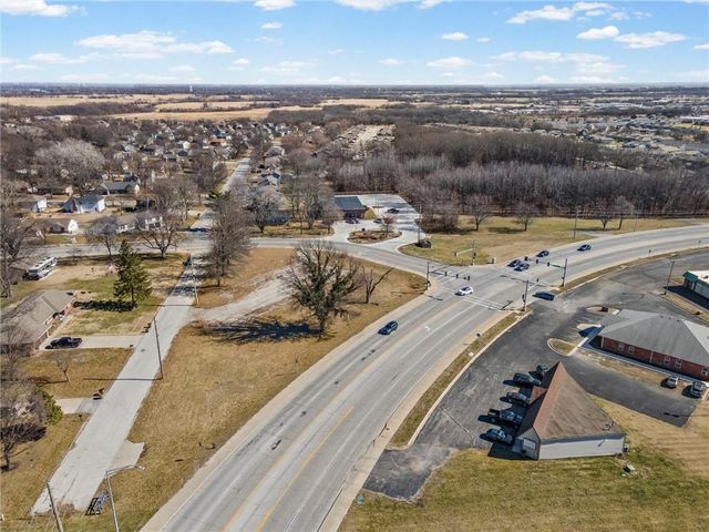 317 & 319 W Foxwood Drive, Raymore, MO 64083